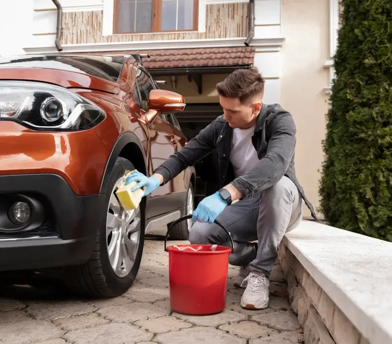 Lavage auto à domicile Leers : professionnel intervenant sur un véhicule